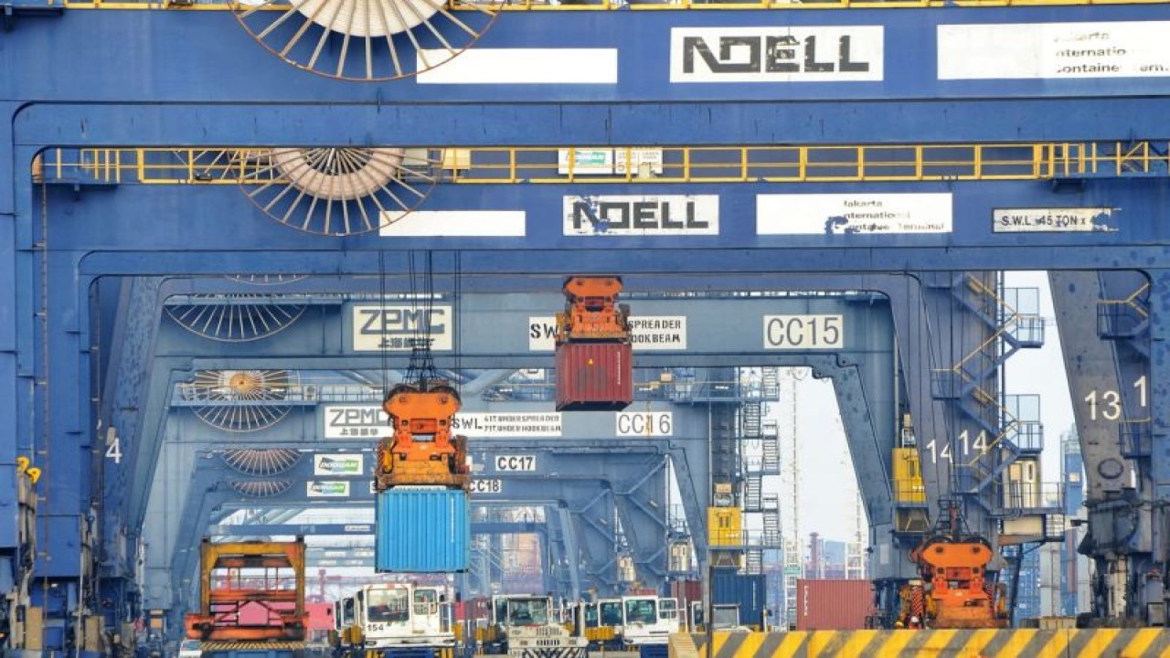 Aktivitas bongkar muat di Pelabuhan Tanjung Priok, Jakarta. ANTARA/HO-Pelindo
