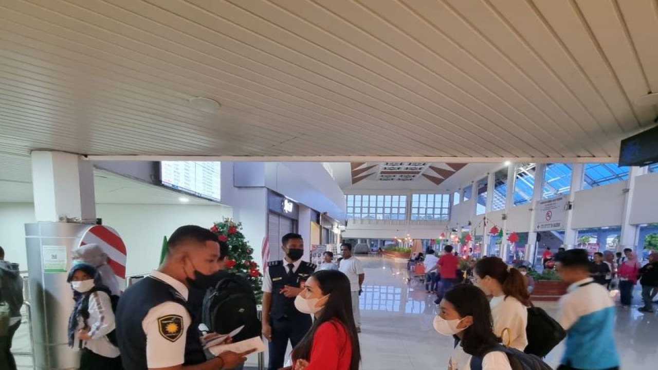 Aktivitas di Bandara Pattimura Ambon. ANTARA/Penina F Mayaut