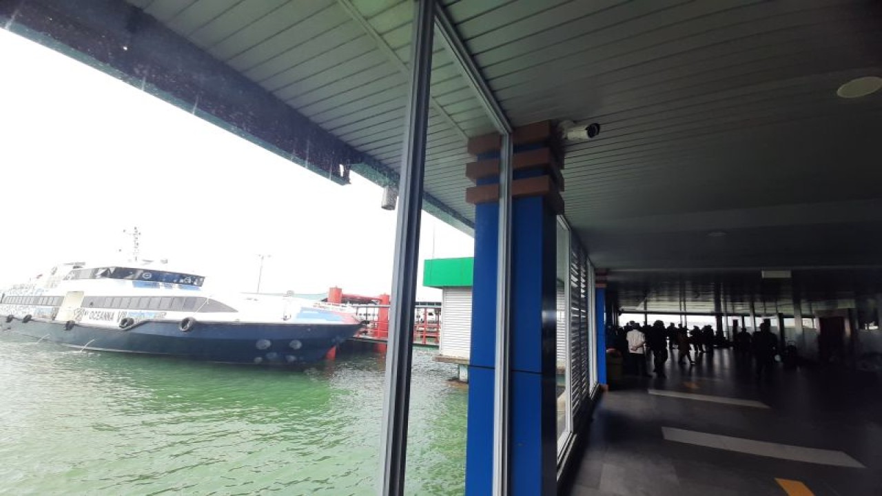 Aktivitas penumpang di pelabuhan Sri Bintan Pura (SBP) Tanjungpinang, Kepulauan Riau (Kepri). (ANTARA/Ogen)