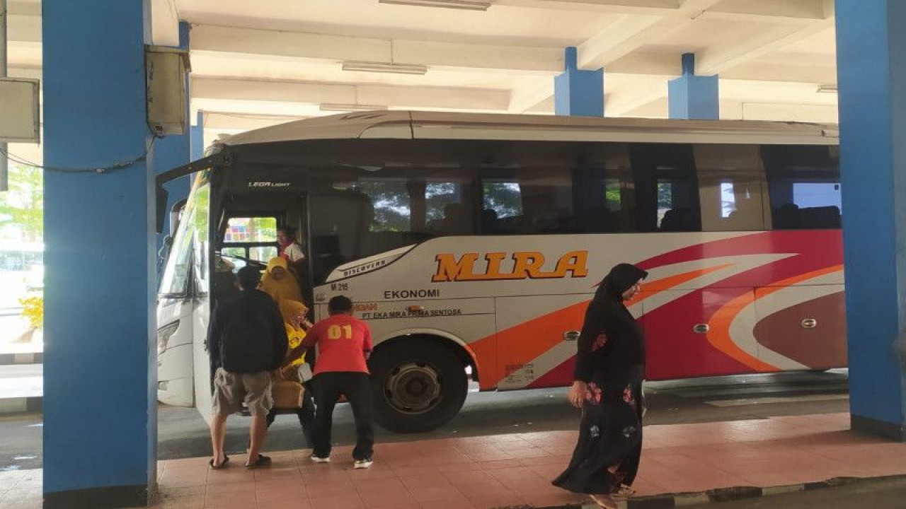 Aktivitas penumpang di Terminal Tirtonadi Solo, Kamis (6/4/2023). ANTARA/HO-Humas Terminal Tirtonadi