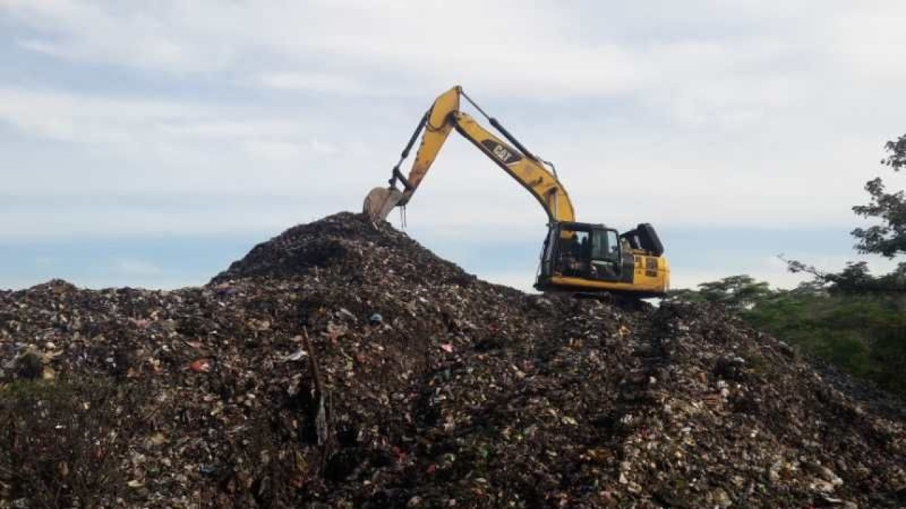 Alat berat meratakan tumpukan sampah di TPA Sanggrahan Kabupaten Temanggung. ANTARA/Heru Suyitno