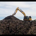 Alat berat meratakan tumpukan sampah di TPA Sanggrahan Kabupaten Temanggung. ANTARA/Heru Suyitno-1682408916