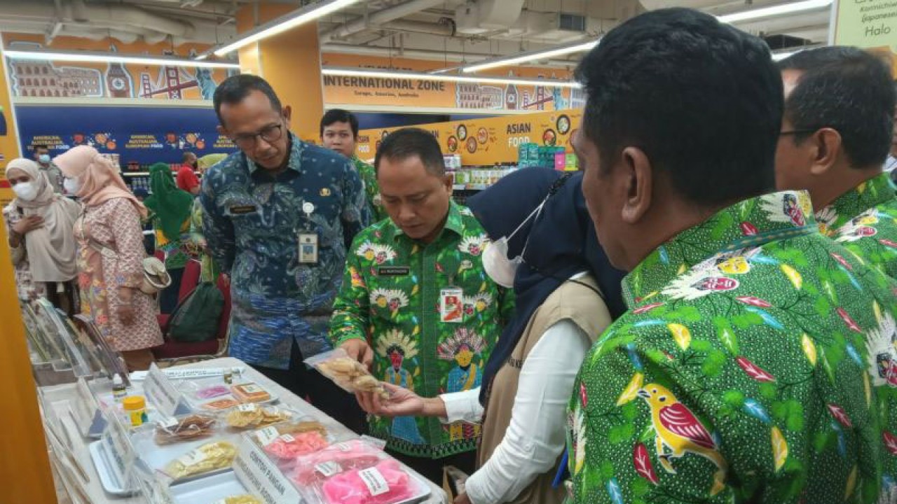 Sekretaris Kota Administrasi Jakarta Selatan Ali Murthadho meninjau stok dan harga pangan jelang Idul Fitri, Jakarta, Jumat (14/4/2023). ANTARA/Luthfia Miranda Putri