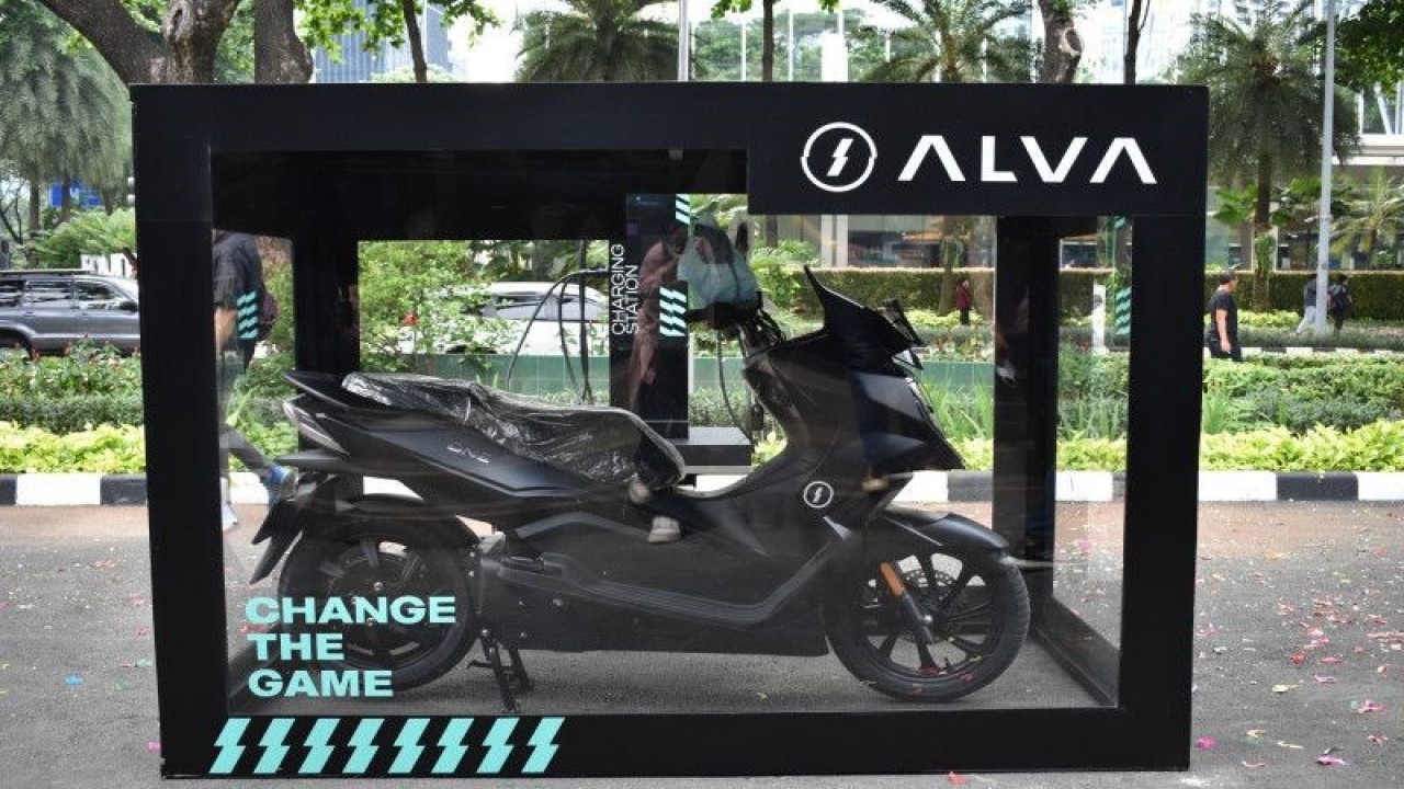 Alva serah terima motor listrik Alva One di Experience Center SCBD. (ANTARA/HO/Alva)