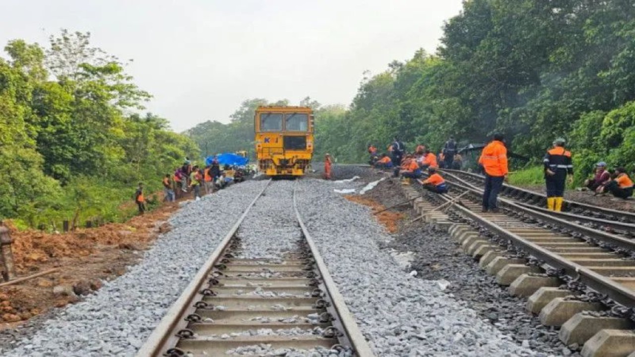 Perbaikan jalur kareta api yang ambles di KM 206+0/2 petak jalur antara Gilas - Sepancar. Bandarlampung, Jumat, (28/4/2023). (ANTARA/HO-PT KAI Divre IV Tanjungkarang)