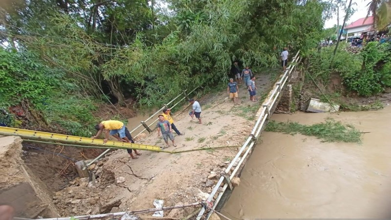 Jembatan Upomela, Desa Upomela, Kecamatan Bongomeme, Kabupaten Gorontalo, Provinsi Gorontalo, ambruk dan memutus akses jalan dari dan ke Desa Upomela serta empat desa lainnya, pada Kamis (6/4/2023) sekitar pukul 15.00 WITA. (ANTARA/Susanti Sako-hp)