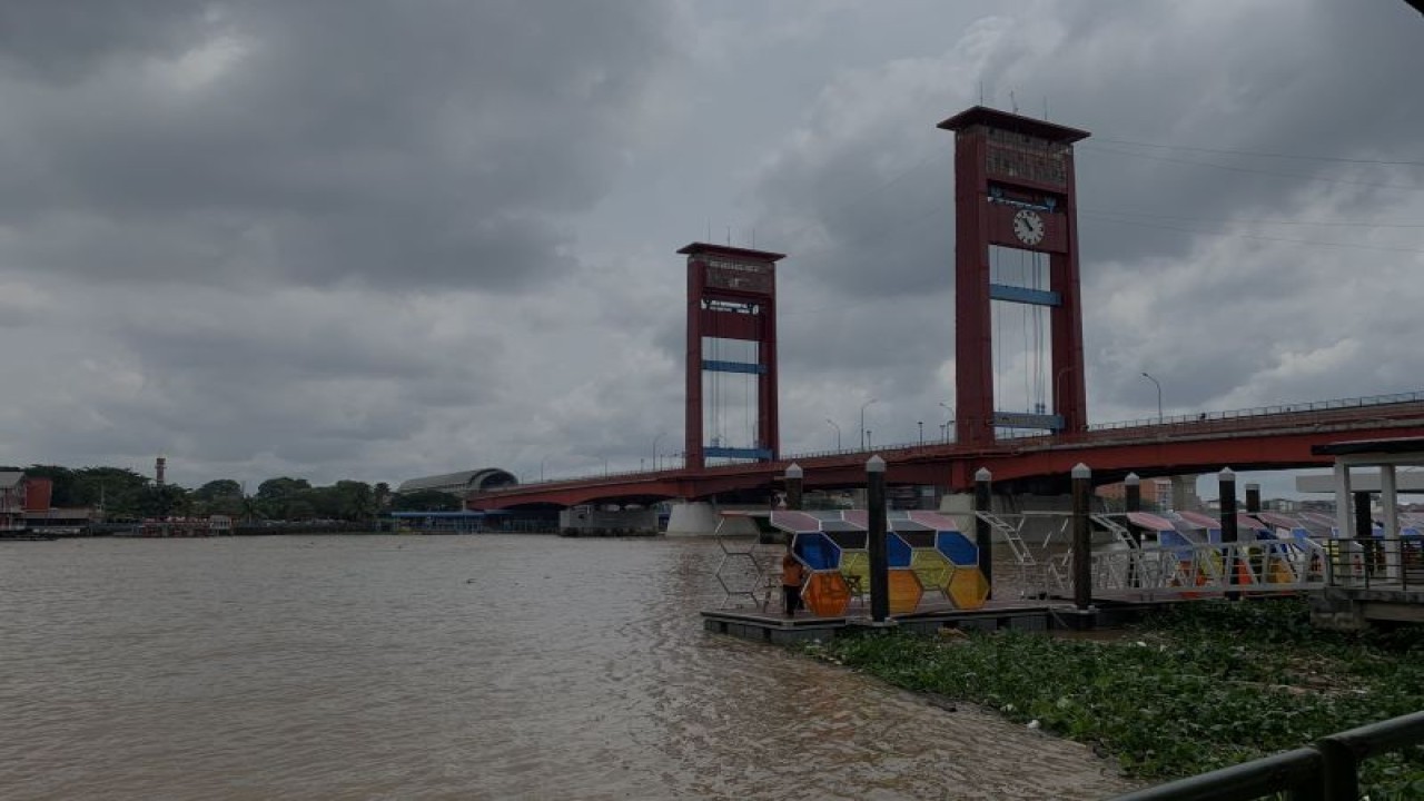 Awan mendung di Jembatan Ampera, Kota Palembang, Sumatra Selatan (15/4/2023). (ANTARA/Ahmad Rafli Baiduri)