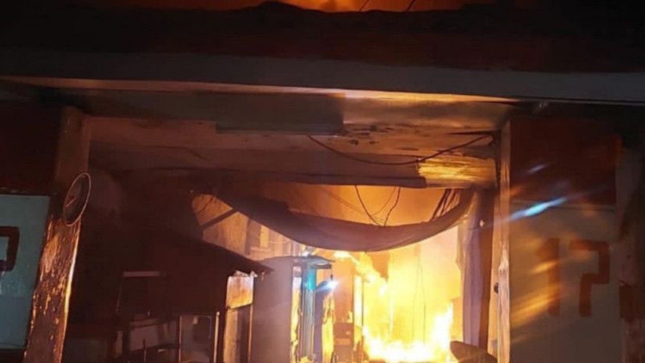 Permukiman penduduk di Jalan Ampera Besar, Kelurahan Pademangan Barat, Kecamatan Pademangan, Jakarta Utara, kebakaran pada Sabtu dini hari (8/4/2023). ANTARA/HO-Instagram Humasjakfire