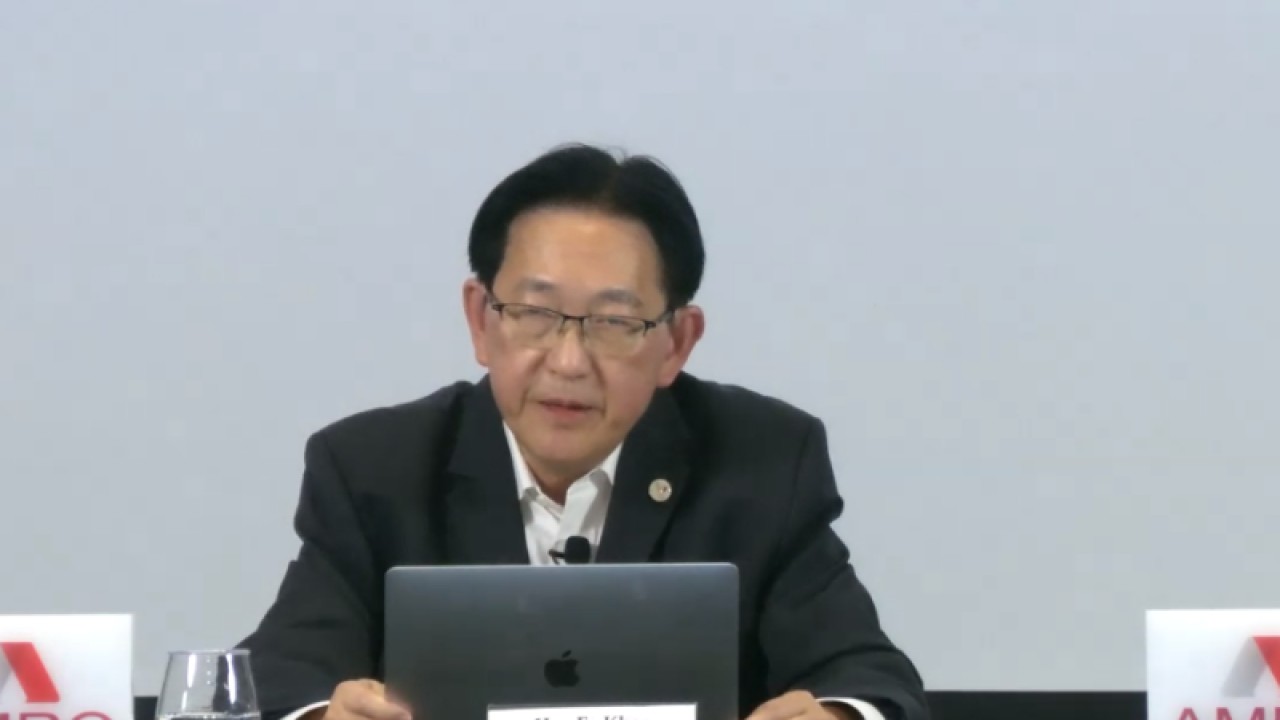 Tangkapan layar. Kepala Ekonom AMRO Hoe Ee Khor dalam konferensi pers ASEAN+3 Regional Economic Outlook 2023 yang dipantau secara daring di Jakarta, Kamis (06/04/2023). (ANTARA/Agatha Olivia Victoria)