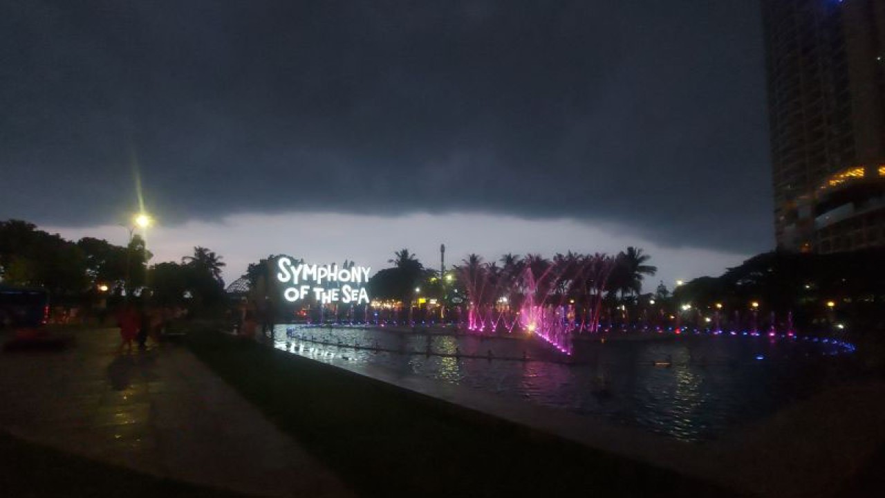 Sejumlah pengunjung Taman Impian Jaya Ancol berkumpul menikmati atraksi air mancur menari pada malam hari di dekat area bebatuan Symphony of The Sea Pantai Timur Ancol, Pademangan, Jakarta Utara, Minggu (23/4/2023). ANTARA/Abdu Faisal