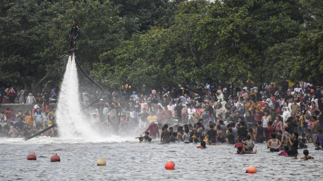 Sejumlah pengunjung bermain di kawasan pantai Ancol, Jakarta, Minggu (23/4/2023). ANTARA FOTO/M Risyal Hidayat/nym.