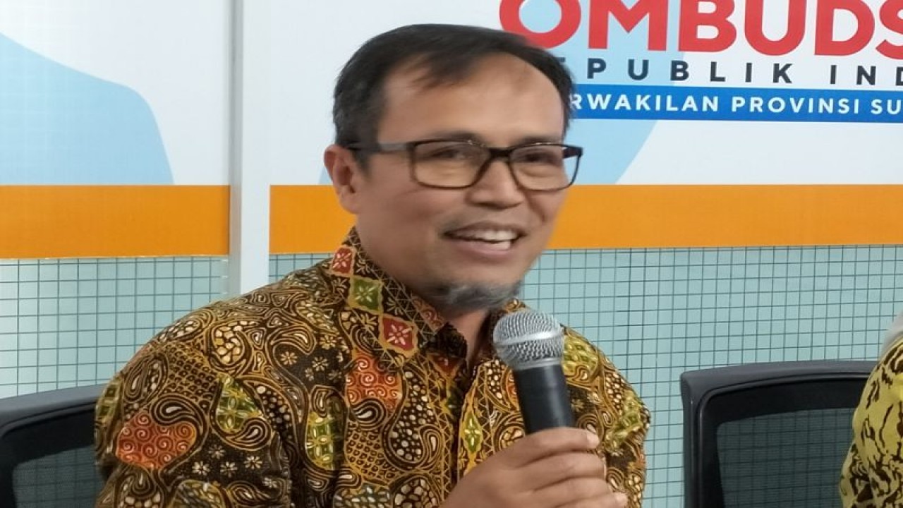 Pakar transportasi publik dari Universitas Andalas (Unand) Padang Yosritzal memaparkan terkait solusi mengatasi kemacetan di Padang, Kamis (6/4/2023). ANTARA/Muhammad Zulfikar.