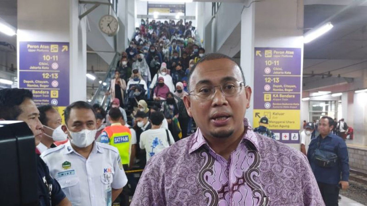Anggota Komisi VI DPR RI Andre Rosiade melakukan inspeksi mendadak (sidak) di Stasiun Manggarai, Jakarta, Senin (17/4/2023). (ANTARA/HO-DPR)