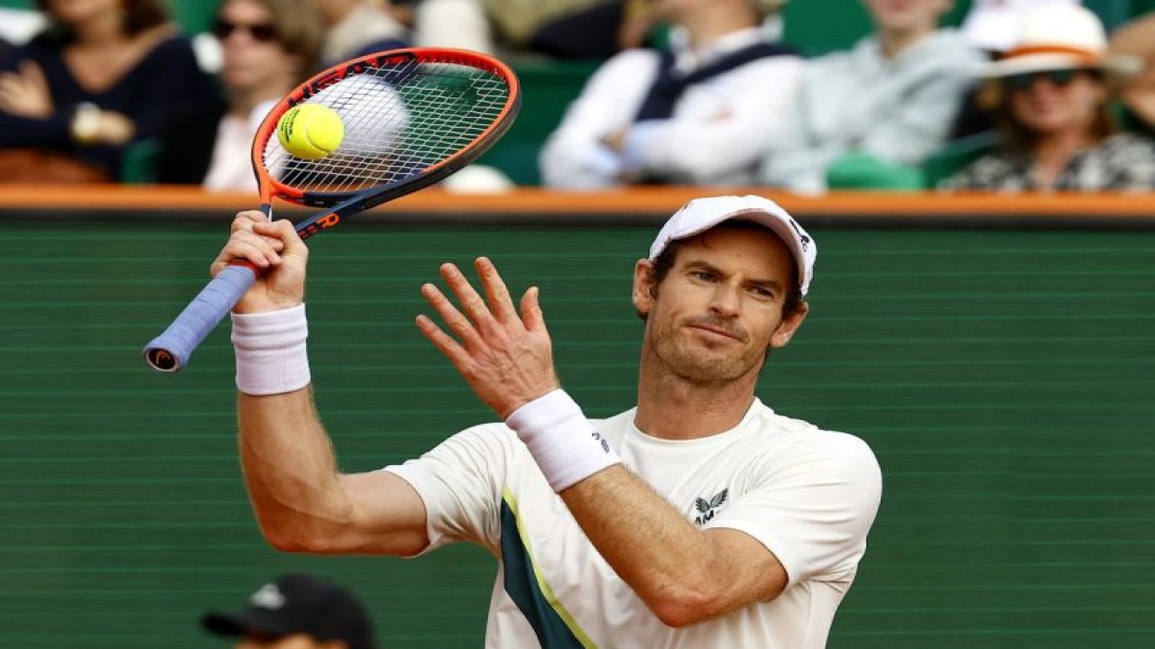 Petenis Inggris Andy Murray bereaksi dalam pertandingan babak pertama Monte Carlo Masters melawan petenis Australia Alex de Minaur di Monte-Carlo Country Club, Roquebrune-Cap-Martin, Prancis, Senin (10/4/2023). (ANTARA/REUTERS/Eric Gaillard)