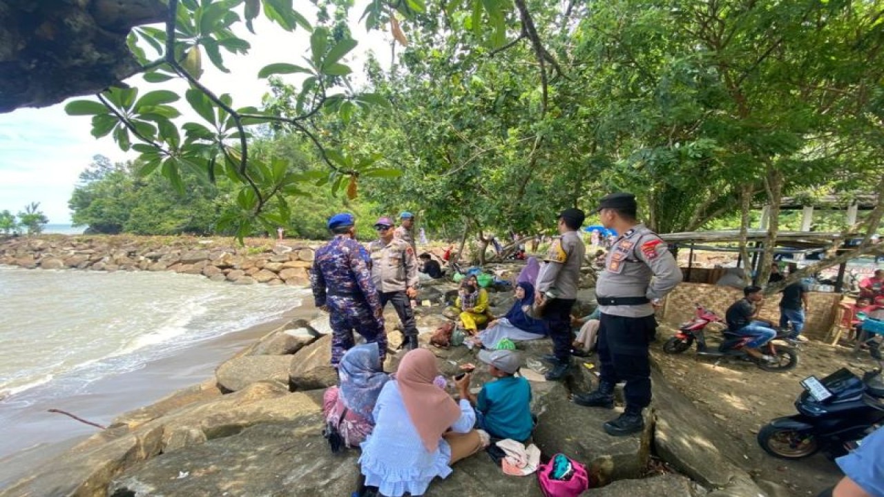 Anggota Polres Pasaman Barat memberikan pengamanan dan pelayanan kepada pengunjung pada salah satu objek wisata yang ada di daerah itu, Selasa (25/4/2023). ANTARA/HO-Polres Pasaman Barat.