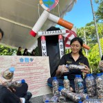 Anggota FAD Denpasar saat mengumpulkan puntung rokok dalam botol di Denpasar, Bali, Selasa (25/4/2023). ANTARA/HO-FAD Denpasar-1682419206