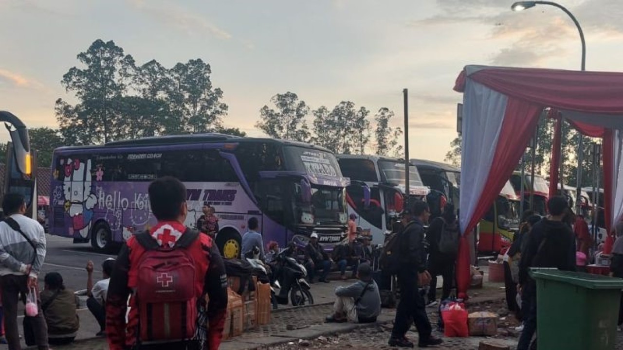 Anggota PMI Kota Tangerang bersiaga di Terminal Poris membantu pemudik dalam mendapatkan layanan kesehatan, Selasa.