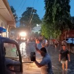Anggota Polres Lombok Tengah melakukan evakuasi di asrama polres setempat yang diterjang banjir, Jumat (28/4/2023) (ANTARA/Akhyar)-1682679371