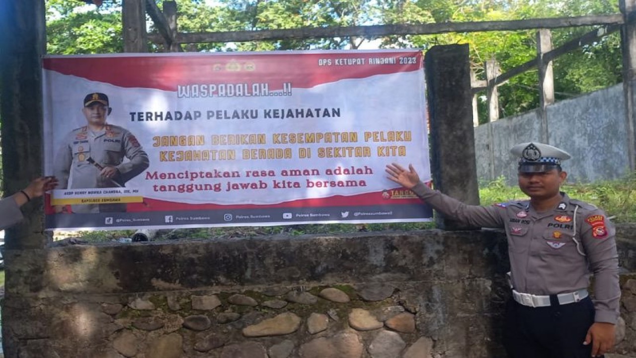 Anggota Polres Sumbawa, Nusa Tenggara Barat saat memasang spanduk imbauan lebaran Topat 2023 (ANTARA/Humas Polda NTB)