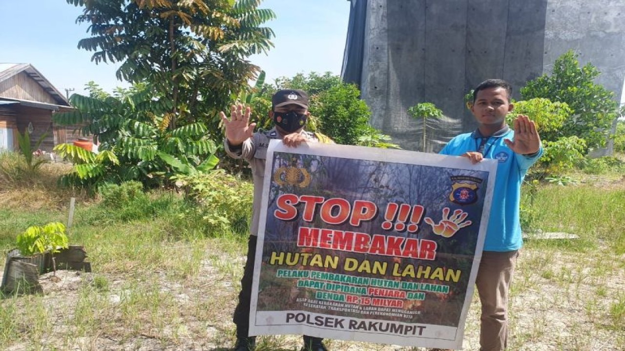 Anggota Polsek Rakumpit mensosialisasikan kepada warga terkait bahaya karhutla, kemarin. ANTARA/HO-Humas Polresta Palangka Raya