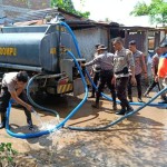 Anggota saat membersihkan lumpur bekas banjir di wilayah Dompu, NTB (ANTARA/Humas Polres Dompu)-1680751846
