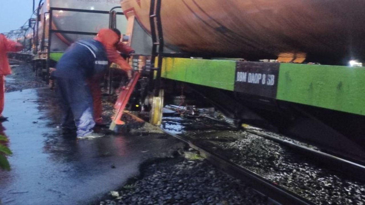 Proses evakuasi kereta anjlok di Sidoarjo,Jawa Timur, Sabtu, (8/4/2023). ANTARA/HO MK