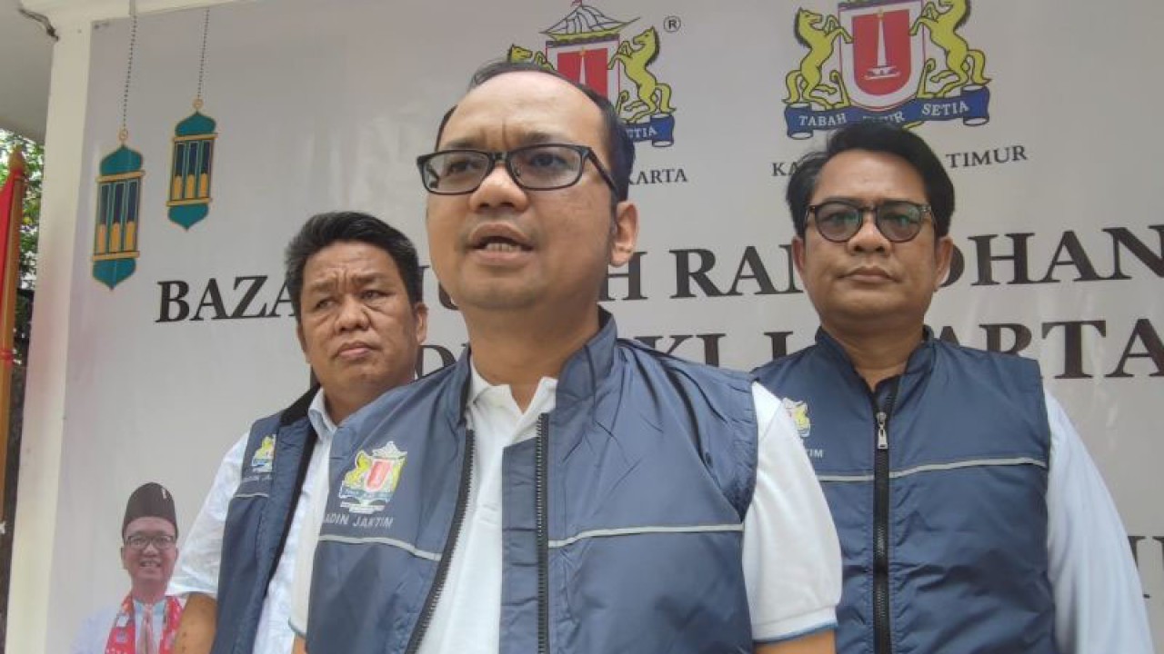 Ketua Kamar Dagang dan Industri (Kadin) Anta Ginting saat memberikan keterangan pers di sela-sela kegiatan Bazar Murah yang digelar di Kantor Kadin Jaktim, Jalan Otista, Jakarta Timur, Selasa (18/4/2023). (ANTARA/Syaiful Hakim)