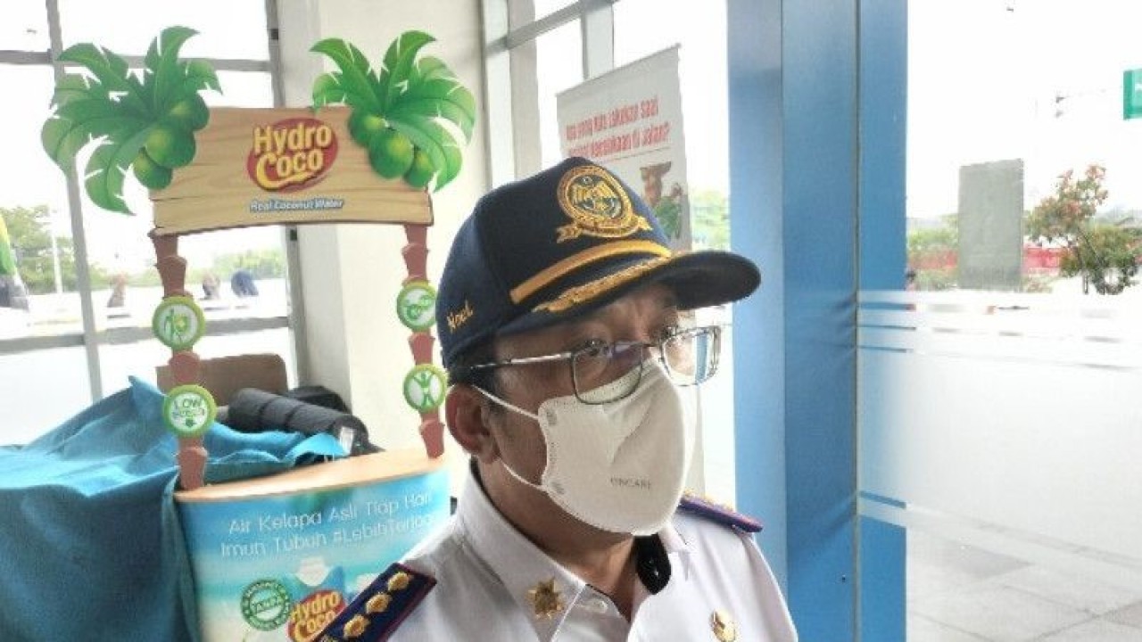 Kepala Unit Pengelola Terminal Terpadu Pulo Gebang Emanuel Kristanto menyampaikan keterangan kepada awak media di Cakung, Jakarta Timur, Selasa (17/4/2023). ANTARA/Aji Cakti