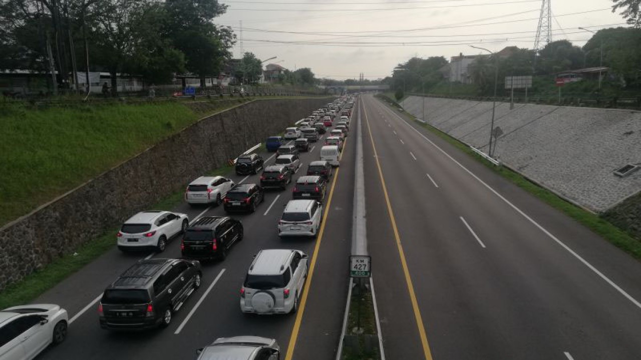 Antrean kendaraan pemudik ke arah Jakarta pada arus balik Lebaran 2023 di jalur tol Semarang-Jakarta KM 427 yang terpantau dari atas Jembatan Jatingaleh, Semarang, Selasa (25/4/2023). (ANTARA/Zuhdiar Laeis)