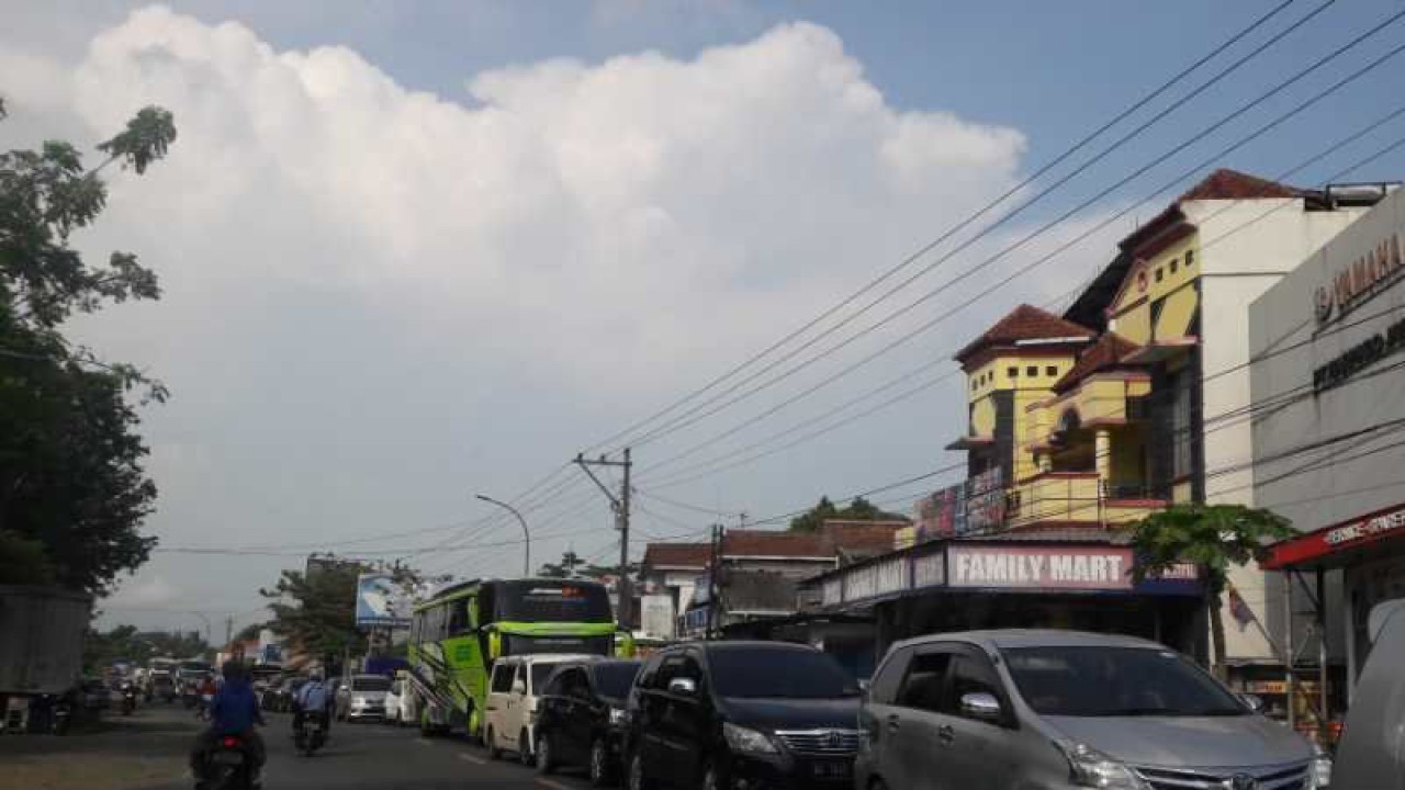 Antrean kendaraan terjadi di sekitar Pasar Kutowinangun, Kabupaten Kebumen, Jateng pada arus balik Lebaran 2023. ANTARA/Heru Suyitno