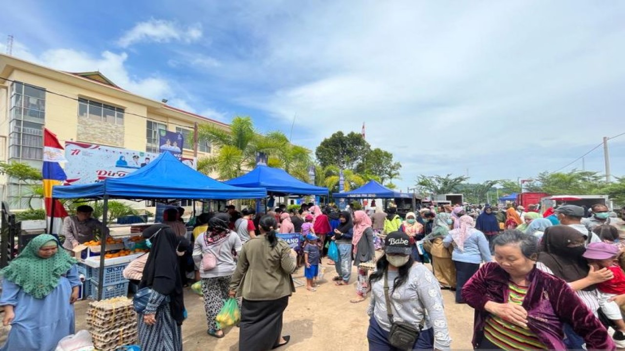 Antusias masyarakat saat berbelanja di operasi pasar murah yang digelar Pemkot Batam, beberapa waktu lalu (ANTARA/Jessica)