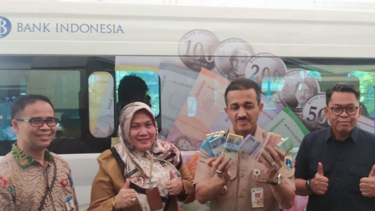 Wali Kota Administrasi Jakarta Timur Muhammad Anwar saat memperlihatkan uang baru yang ditukar oleh aparatur sipil negara (ASN) Jaktim di Kas Keliling Bank Indonesia di Kantor Wali Kota Jakarta Timur, Cakung, Selasa (4/4/2023). ANTARA/Syaiful Hakim