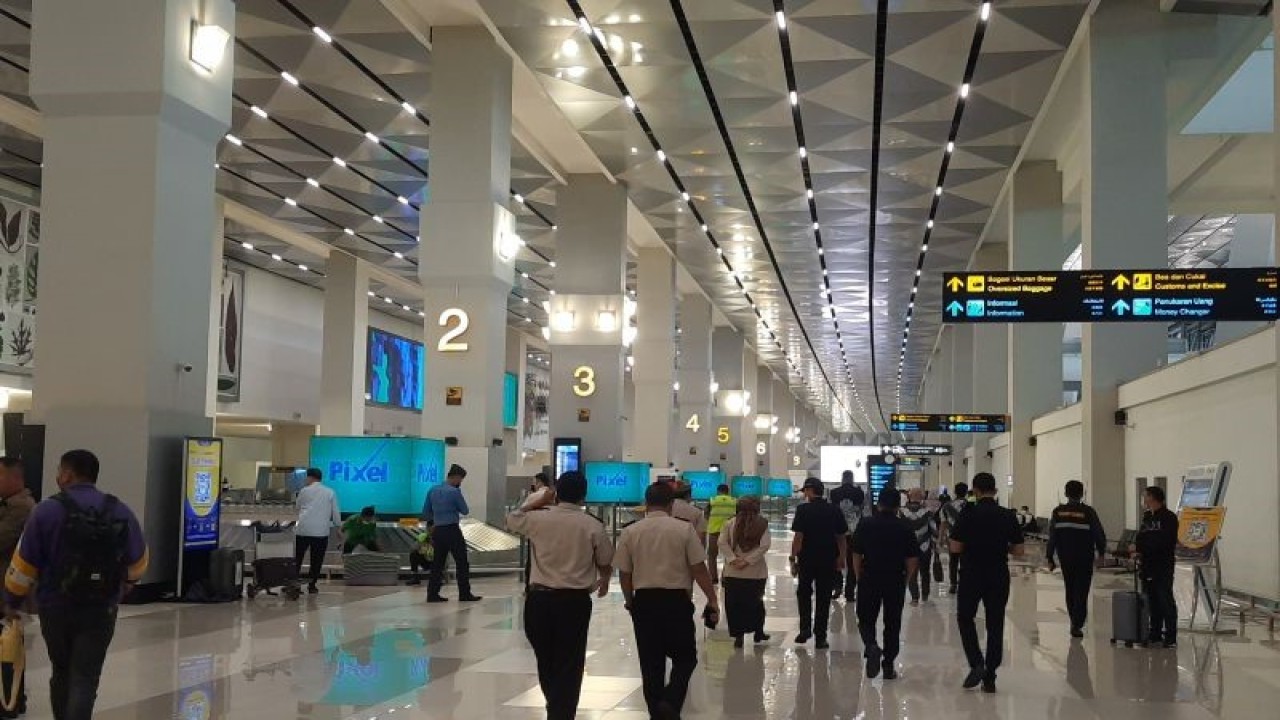 Sejumlah penumpang saat beraktivitas di Terminal 3 Bandara Soekarno-Hatta Tangerang. (ANTARA/Azmi Samsul Maarif)