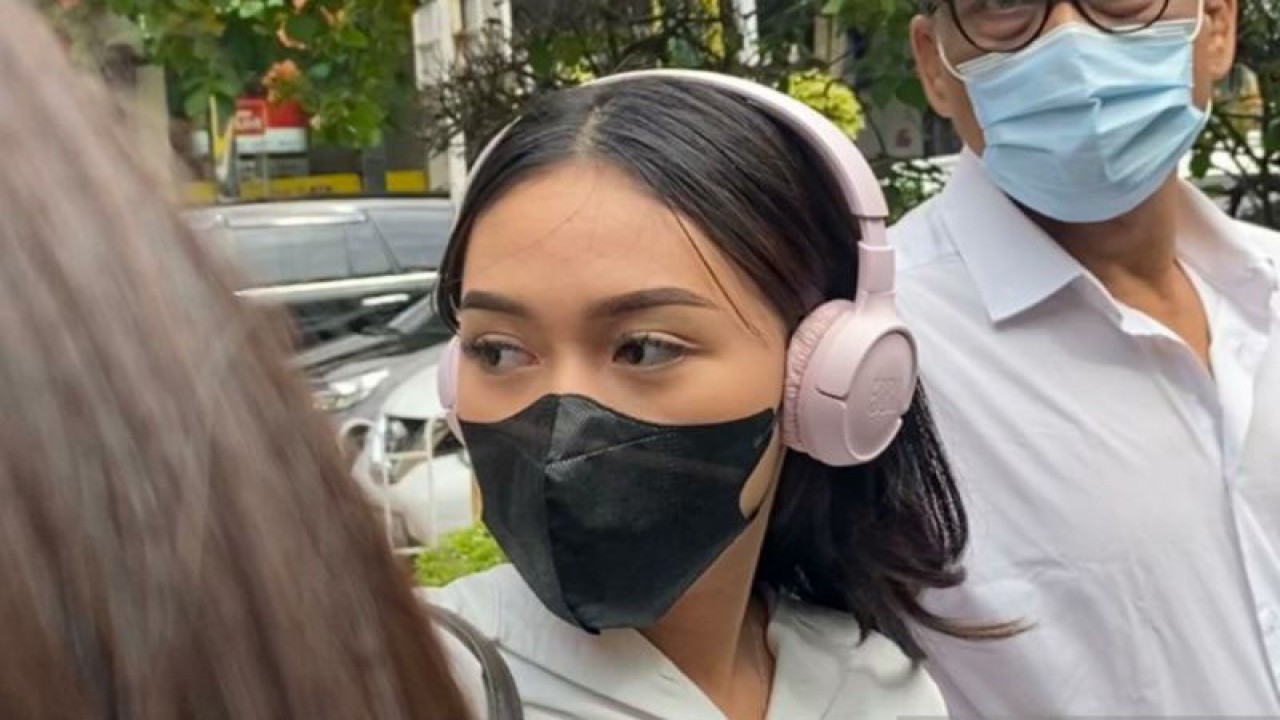 Saksi Anastasia Pretya Amanda (APA), 19 tahun, mendatangi Pengadilan Negeri Jakarta Selatan, Jakarta, Selasa (4/4/2023). ANTARA/Luthfia Miranda Putri