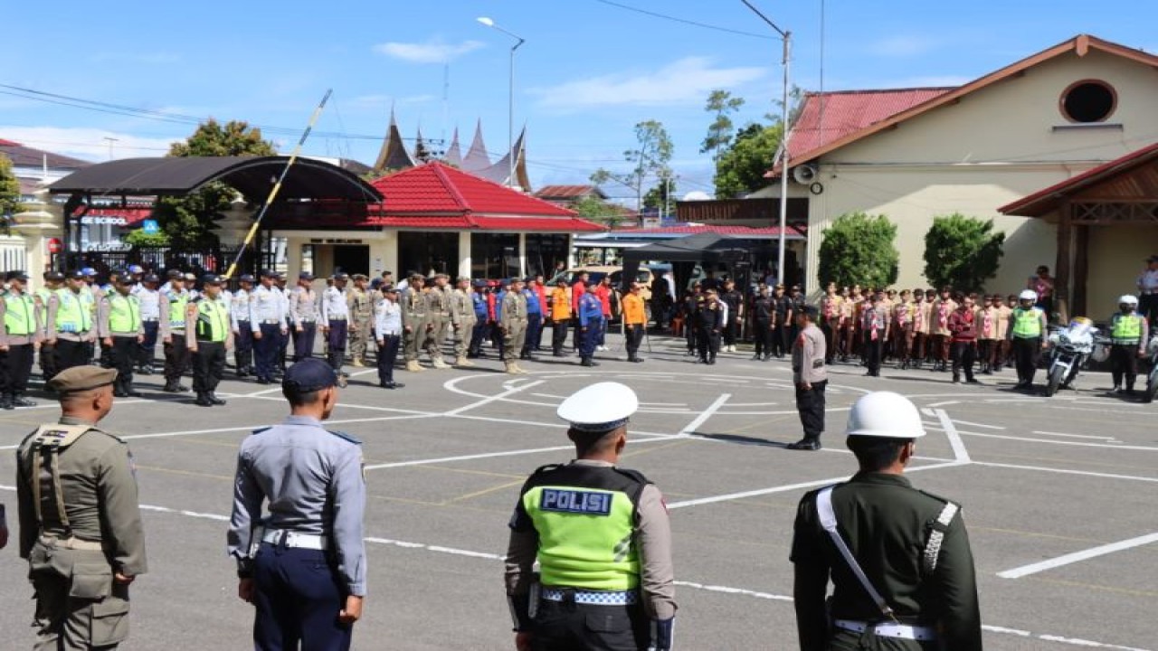 Apel Gelar Pasukan Operasi Ketupat Singgalang 2023 di Polresta Bukittinggi. Sebanyak 309 personel kepolisian dan sembilan posko jaga disiapkan untuk pengamanan lebaran 2023.