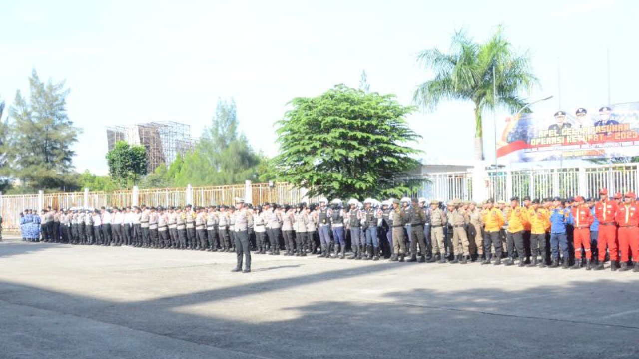 Apel gelar pasukan Operasi Ketupat Lodaya 2023 di Stadion Pakansari, Cibinong, Kabupaten Bogor, Jawa Barat, Senin (17/4/2023). ANTARA/HO-Humas Pemkab Bogor.