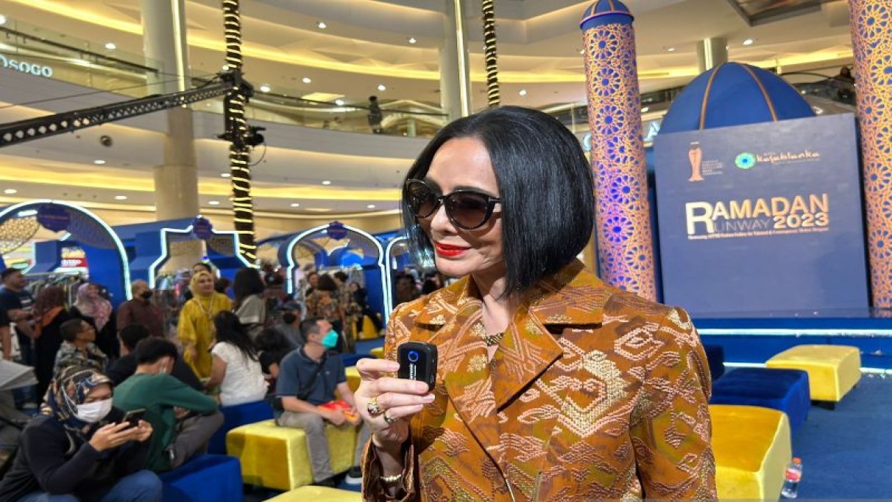 Ketua Umum Asosiasi Perancang dan Pengusaha Mode Indonesia (APPMI) Poppy Dharsono dalam acara Ramadhan Runaway 2023 di Jakarta, Sabtu (29/4/2023). (ANTARA/Vinny Shoffa Salma)