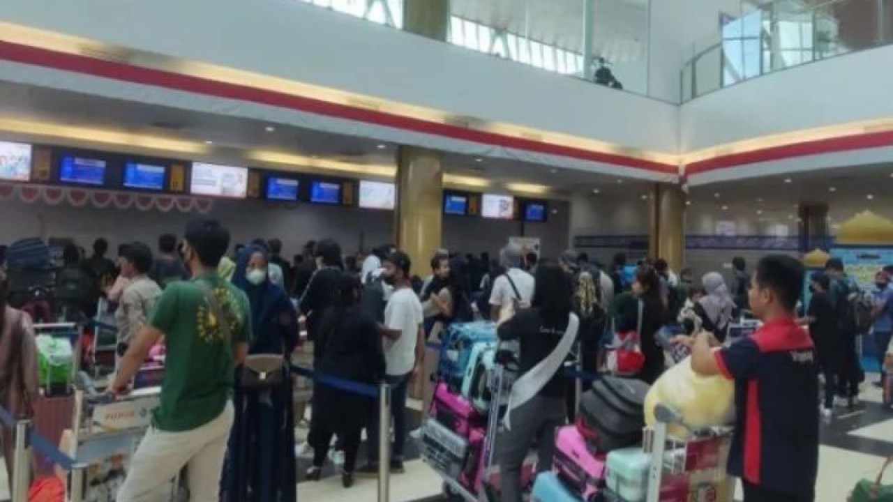 Suasana antrean penumpang di area check in Bandara APT Pranoto Samarinda. (ANTARA/HO/Bandara APT Pranoto)