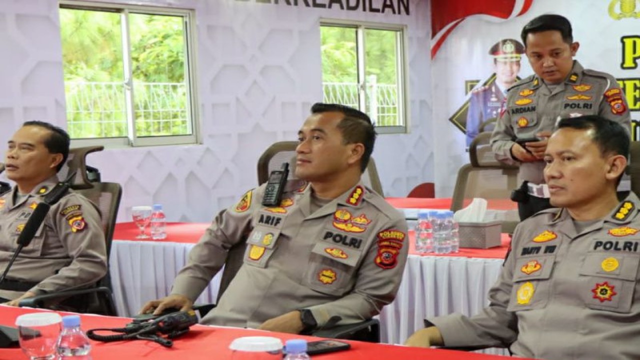 Kapolresta Cirebon Kombes Pol Arif Budiman saat memantau arus lalu lintas di GT Palimanan Cirebon, Jawa Barat, Sabtu (15/4/2023). (ANTARA/Ho-Humas Polresta Cirebon)