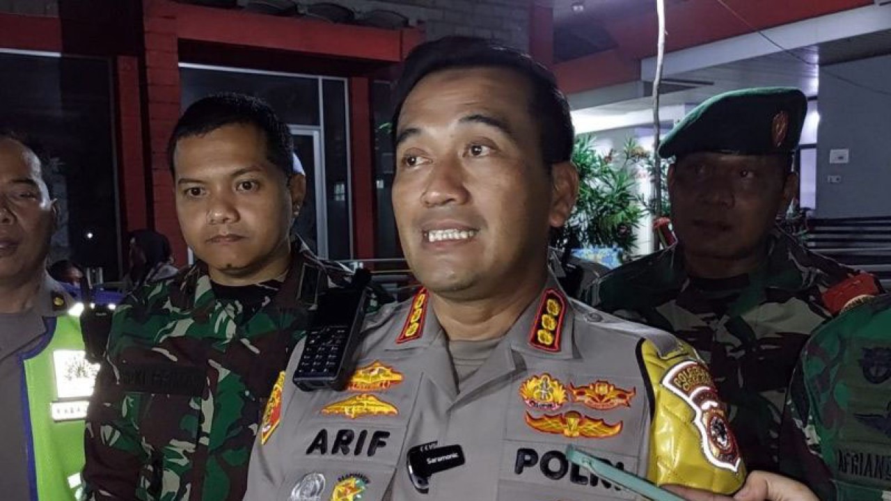 Kapolresta Cirebon Kombes Pol Arif Budiman memberi keterangan kepada media di Cirebon, Jawa Barat, Sabtu (29/4/2023). ANTARA/Khaerul Izan.
