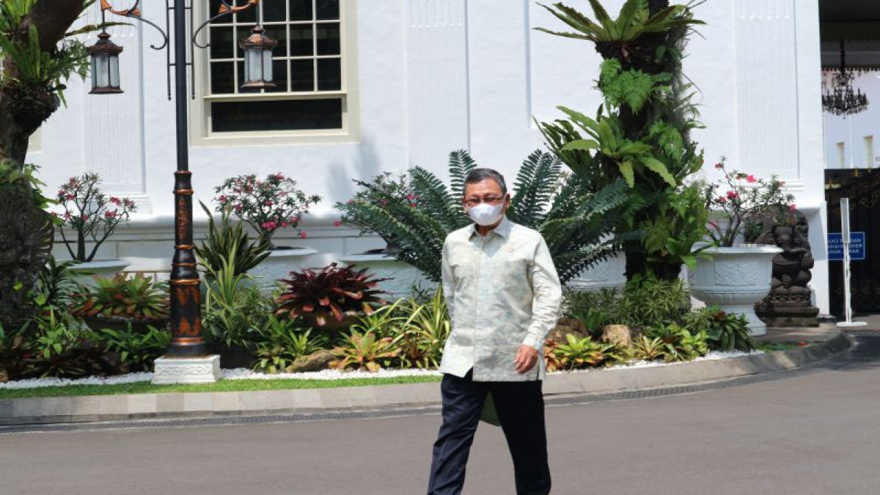 Menteri Energi dan Sumber Daya Mineral Arifin Tasrief di lingkungan Istana Kepresidenan, Jakarta, Jumat (28/4/2023). (ANTARA/Desca Lidya Natalia)