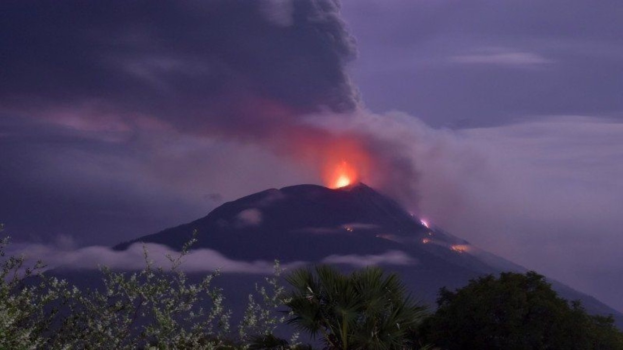Arsip. Erupsi Gunung Ile Lewotolok pada 2020 lalu. ANTARA FOTO/Aken Udjan