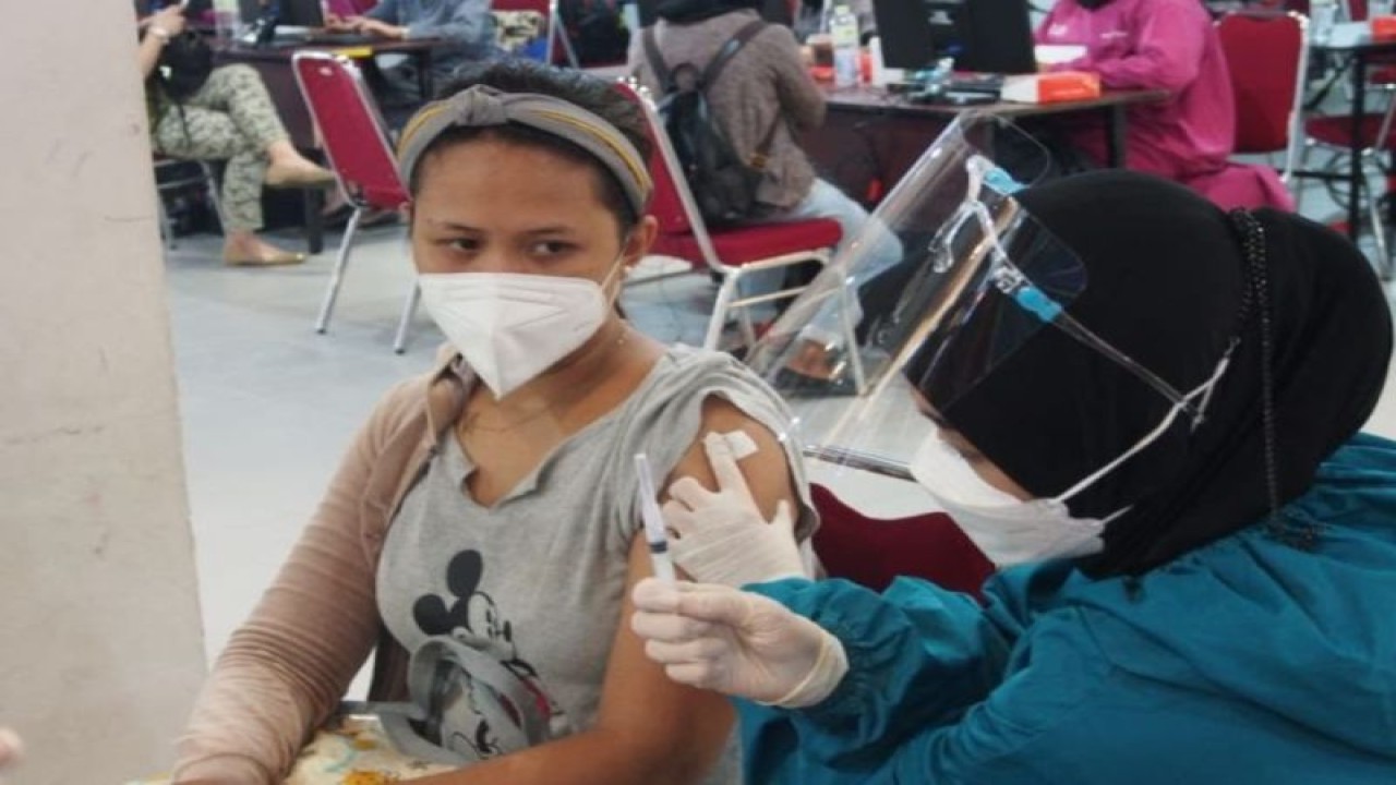 Arsip - Warga menjalankan vaksinasi COVID-19 di Surabaya. (ANTARA/Hanif Nashrullah)