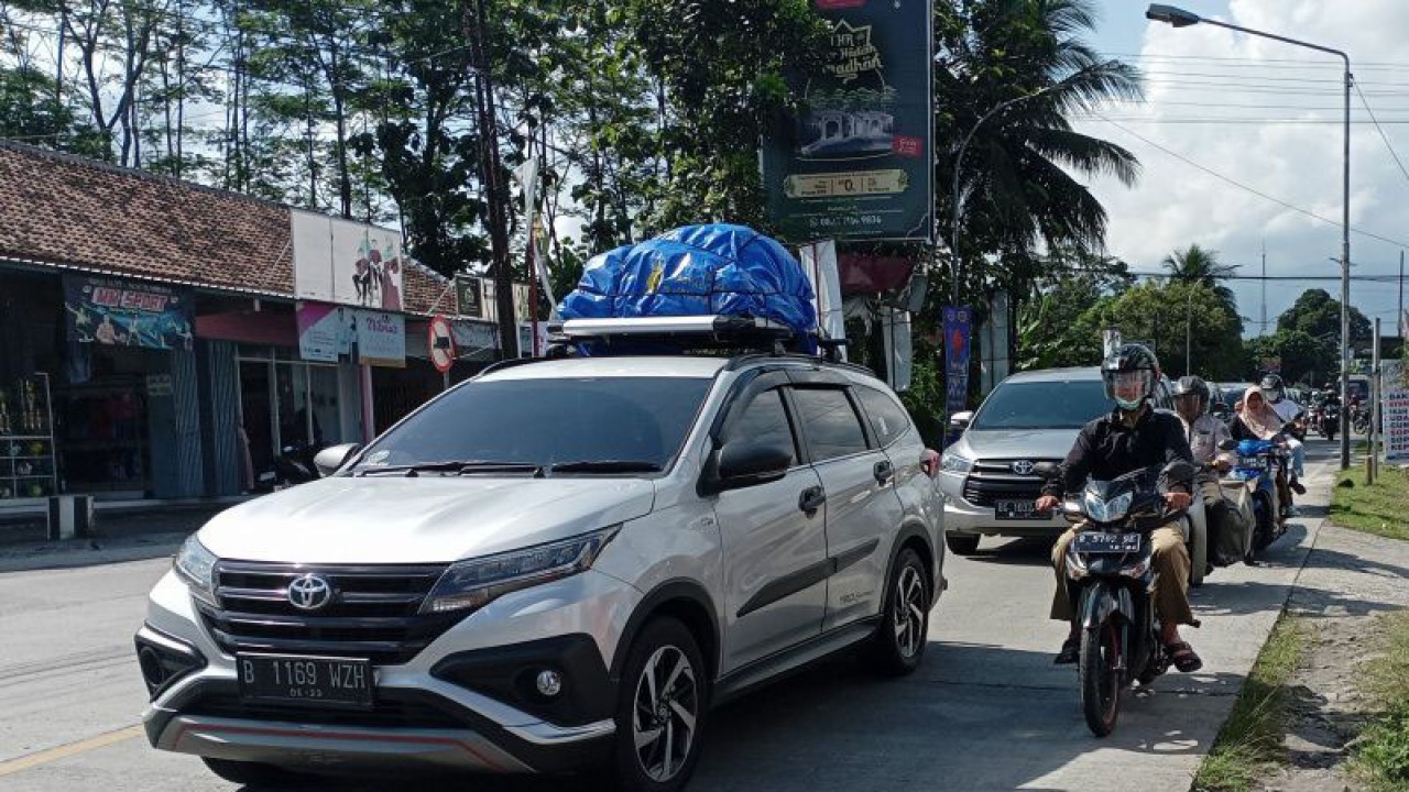 Mobil pribadi berpelat nomor B mendominasi arus lalu lintas di ruas Ajibarang, Kabupaten Banyumas, Senin (17/4/2023) siang, yang merupakan jalan penghubung jalur pantura Jawa Tengah dengan jalur tengah dan jalur selatan Jateng. ANTARA/Sumarwoto