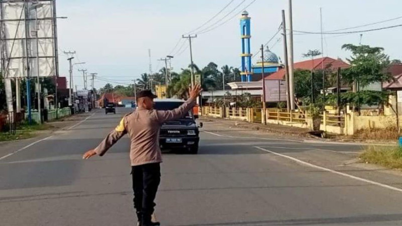 Personel Kepolisian Resor Mukomuko mengatur arus balik kendaraan di jalan lintas Sumatera di Desa Medan Jaya, Senin (24/4/2023). ANTARA/HO-Istimewa