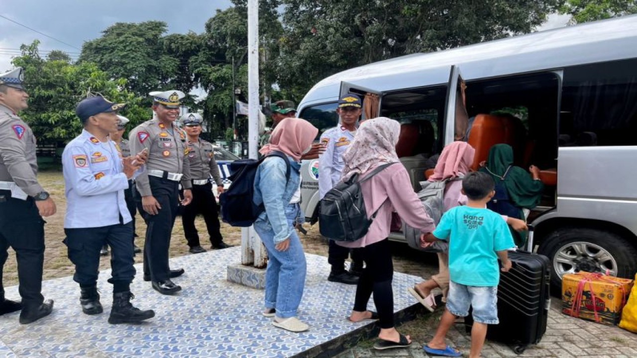 Warga saat naik menggunakan bus gratis arus balik program Polres dan Dinas Perhubungan Kabupaten Lombok Utara, Nusa Tenggara Barat (ANTARA/Humas Polda NTB)
