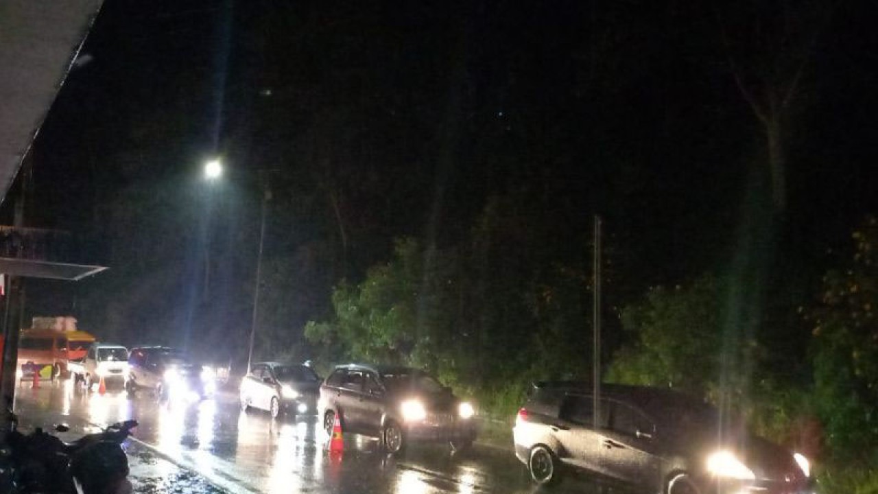 Sejumlah kendaraan melintas di Jalur Lingkar Gentong, Kabupaten Tasikmalaya menuju Bandung, Jawa Barat, Selasa (25/4/2023) malam. (ANTARA/Feri Purnama)