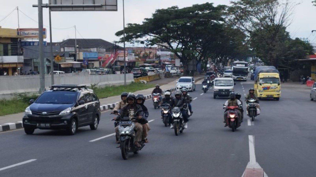 Sejumlah kendaraan melintas saat momen arus balik di kawasan Cileunyi, Kabupaten Bandung, Jawa Barat. ANTARA/Bagus Ahmad Rizaldi