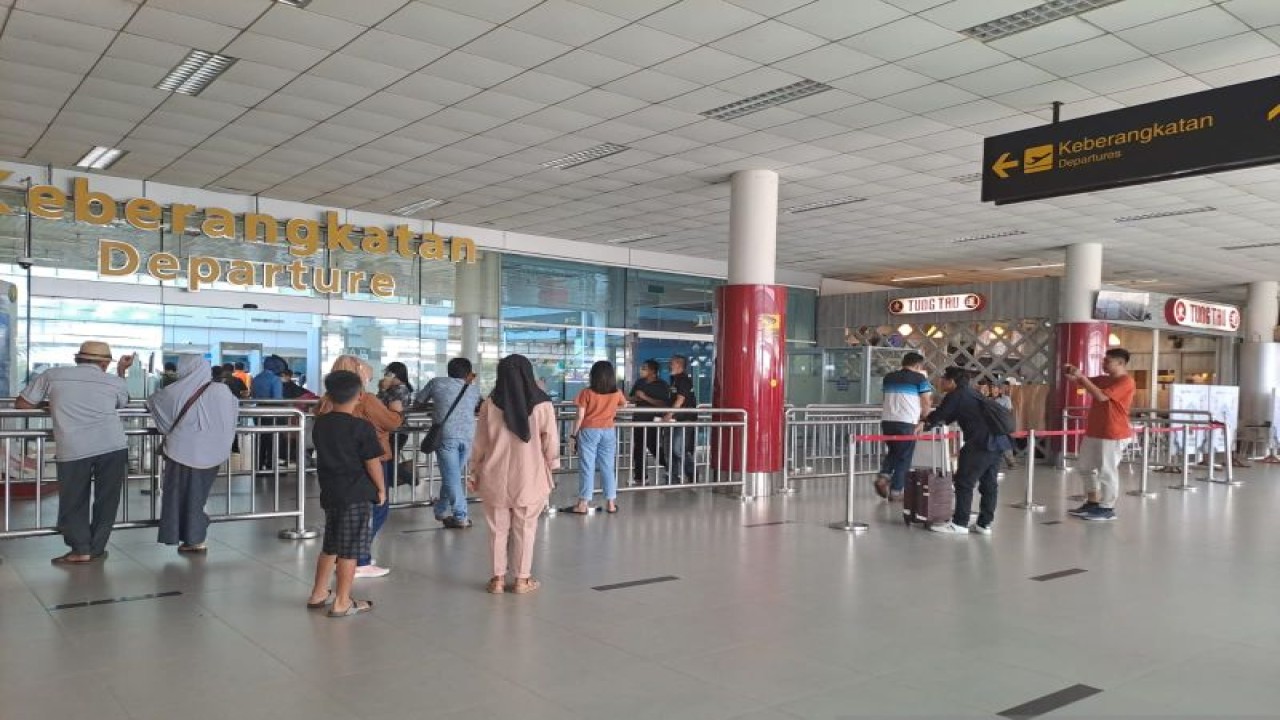 Arus Balik Lebaran Idul Fitri di Bandara Depati Amir Pangkalpinang pqda Selasa terpantau normal (Aprionis)