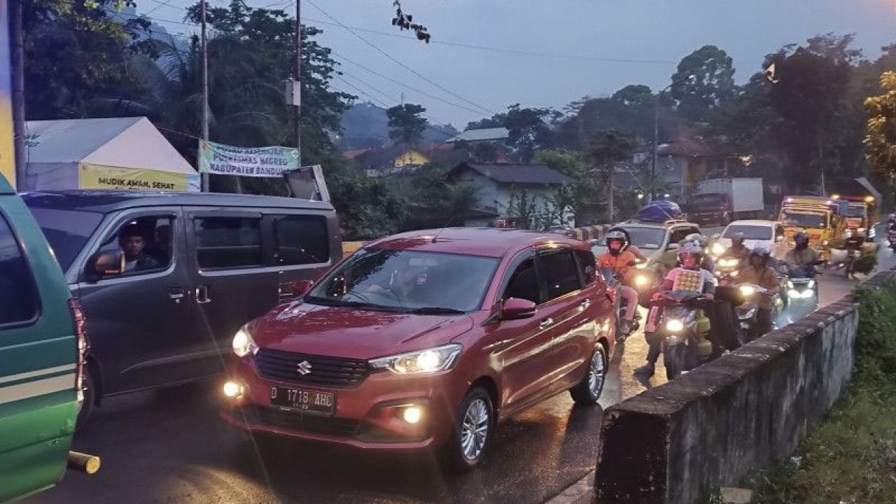 Situasi arus mudik Lebaran di Jalur Nagreg, Kabupaten Bandung, Jawa Barat. (ANTARA/Bagus Ahmad Rizaldi)